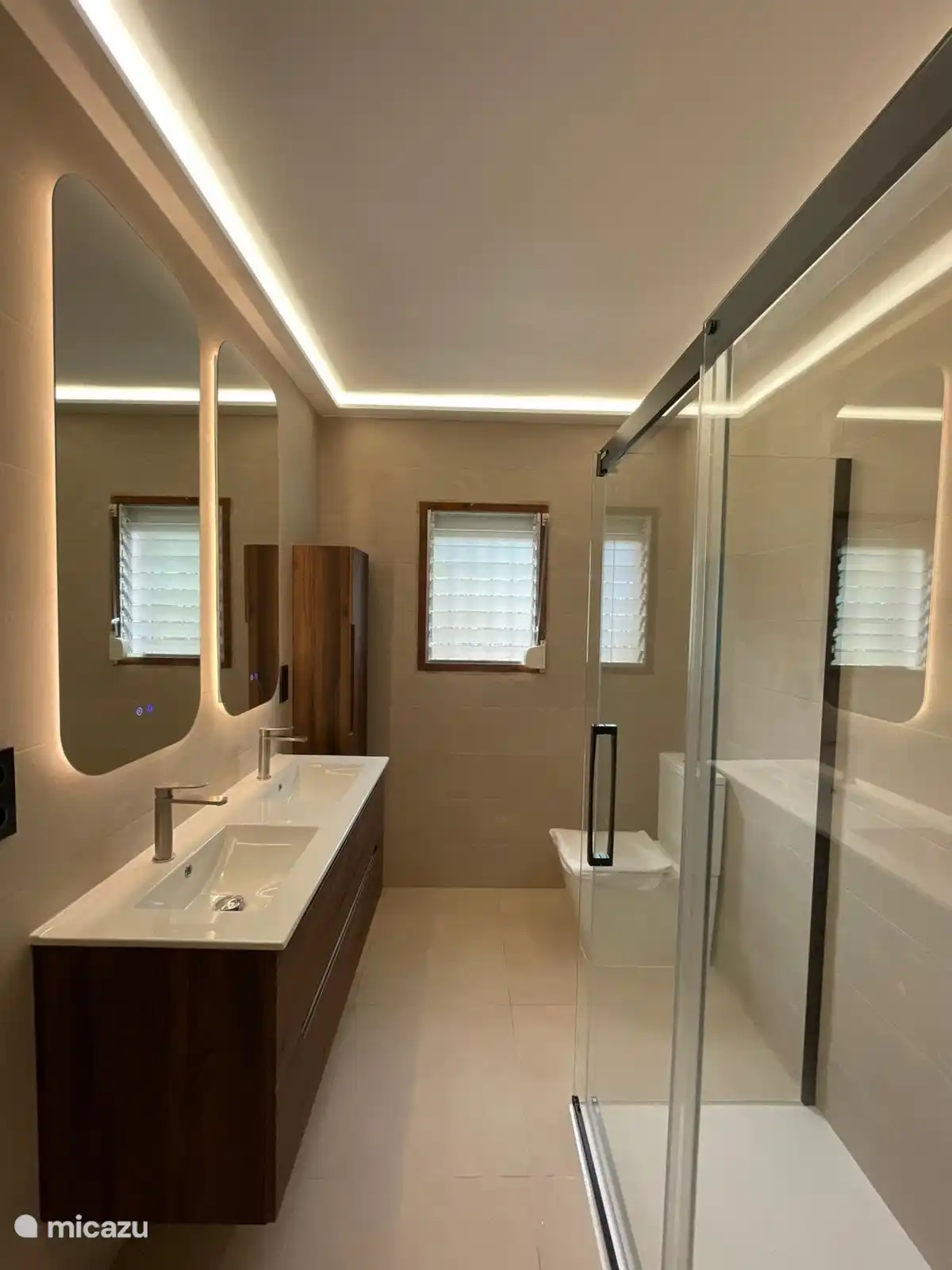 Nieuwe badkamer, voorzien van alle gemakken