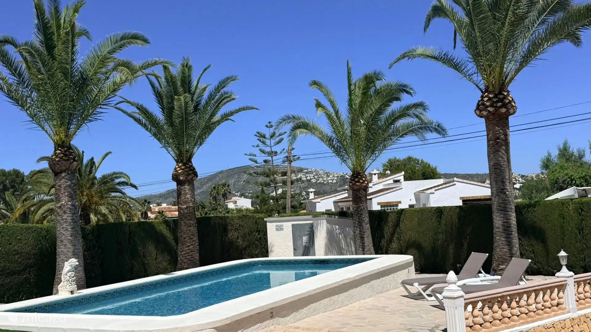 Belle piscine avec assez de transats pour trouver un repos mérité.