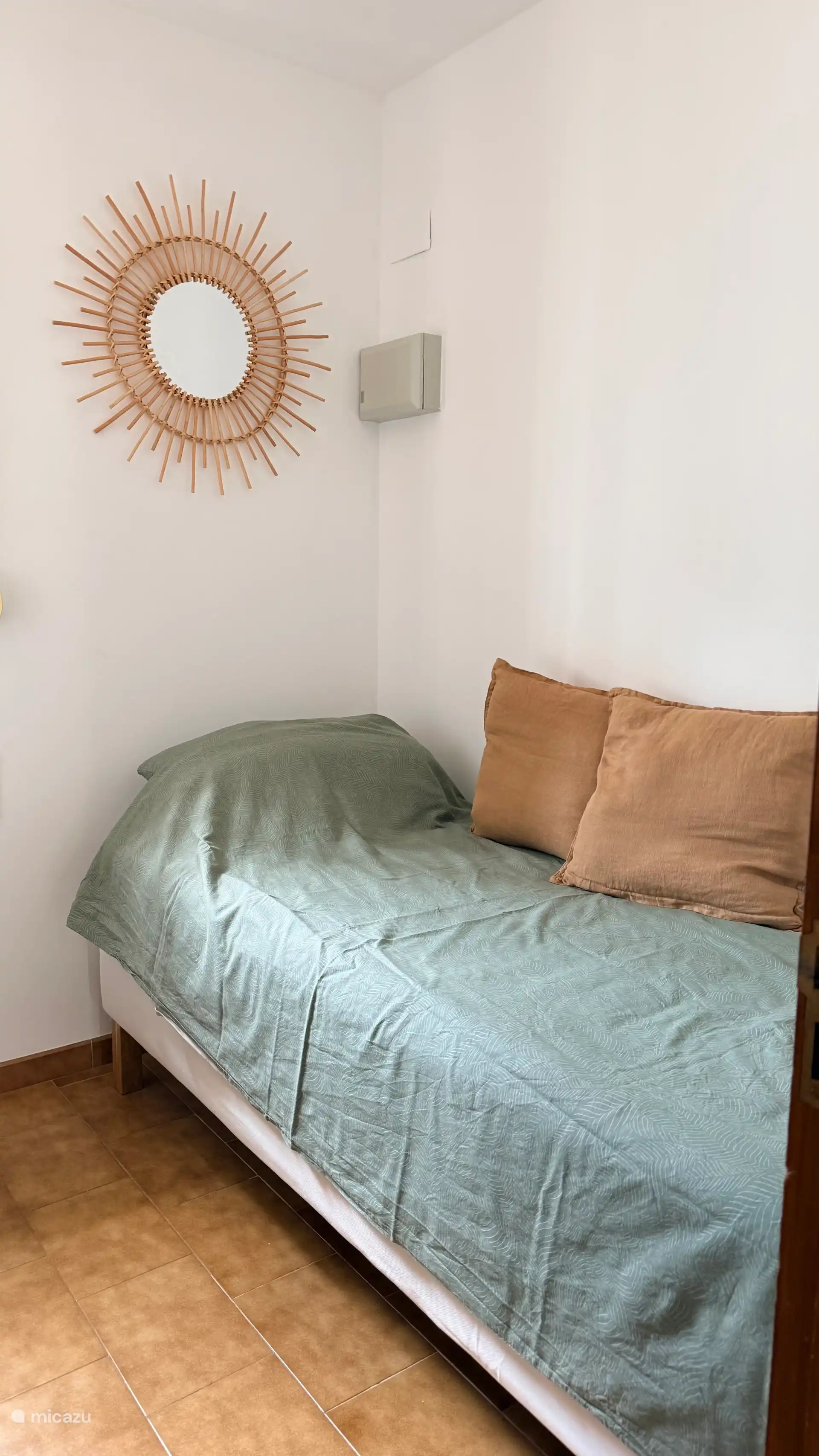 Chambre d’une personne, avec un matelas confortable.