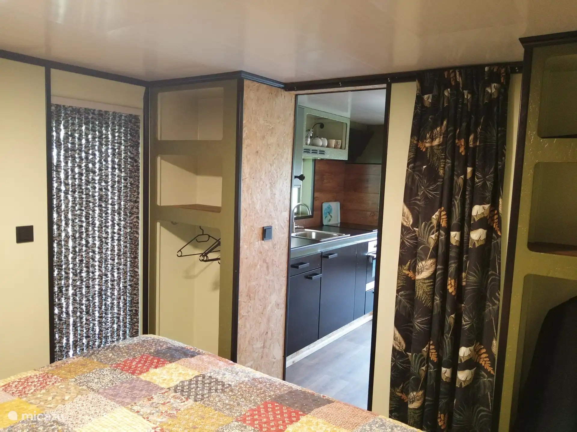 Schlafzimmer mit Einbauschränken