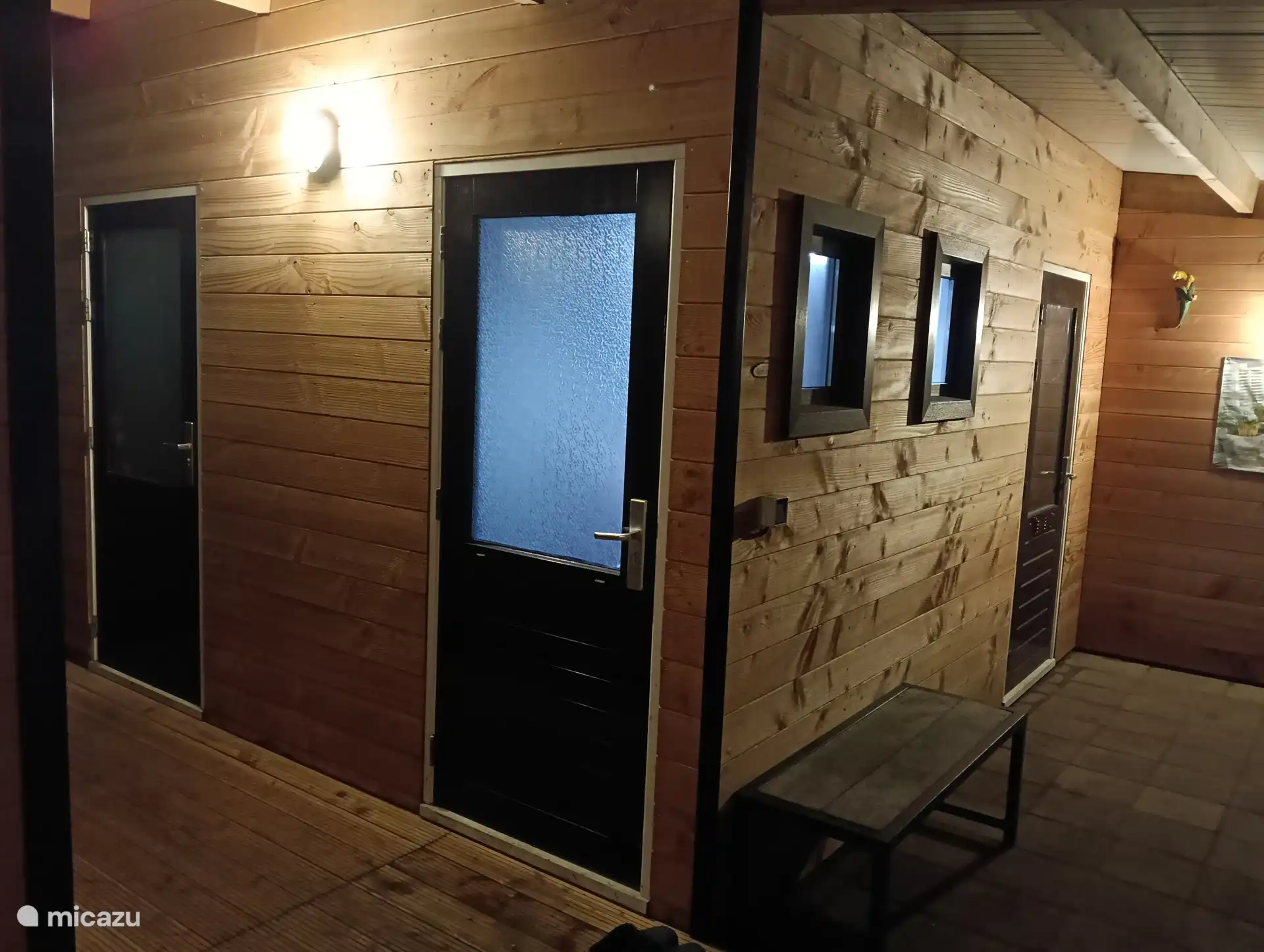 Dusche, WC und Fahrradschuppen