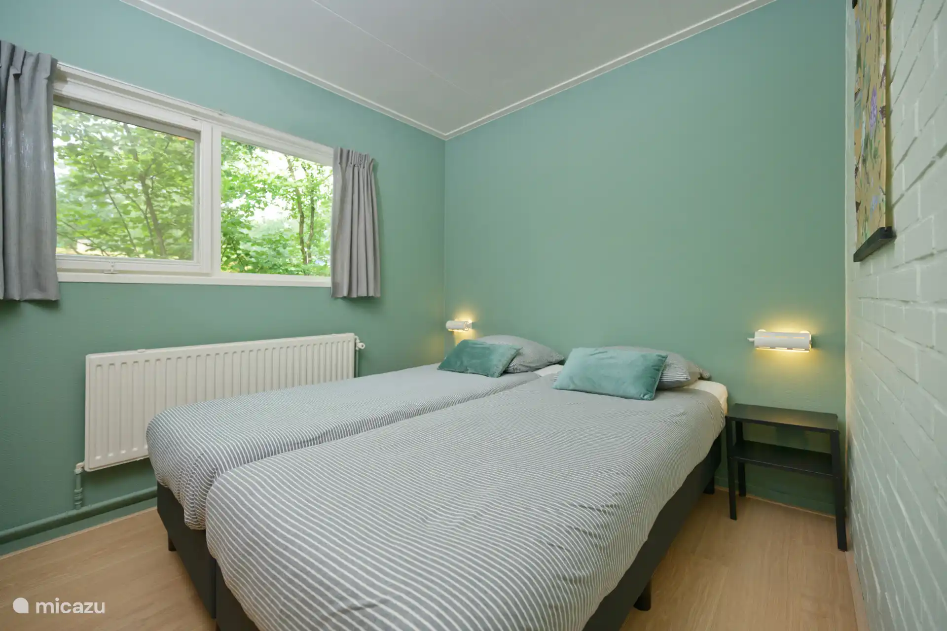 Chambre principale avec 2x lits simples, taille 1,60 x 2,00 mètres et armoire