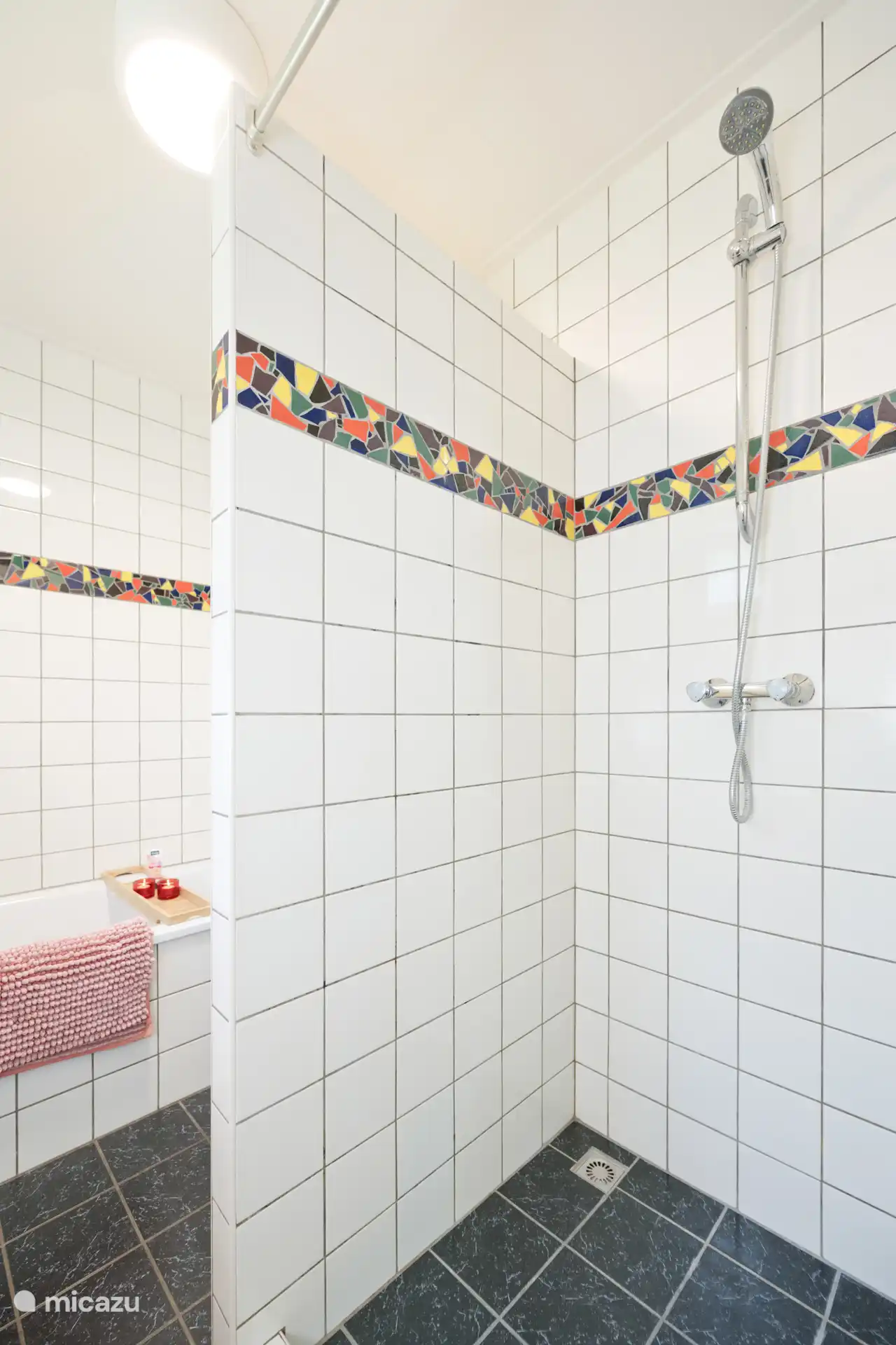 Salle de bain avec baignoire, douche séparée et lavabo
