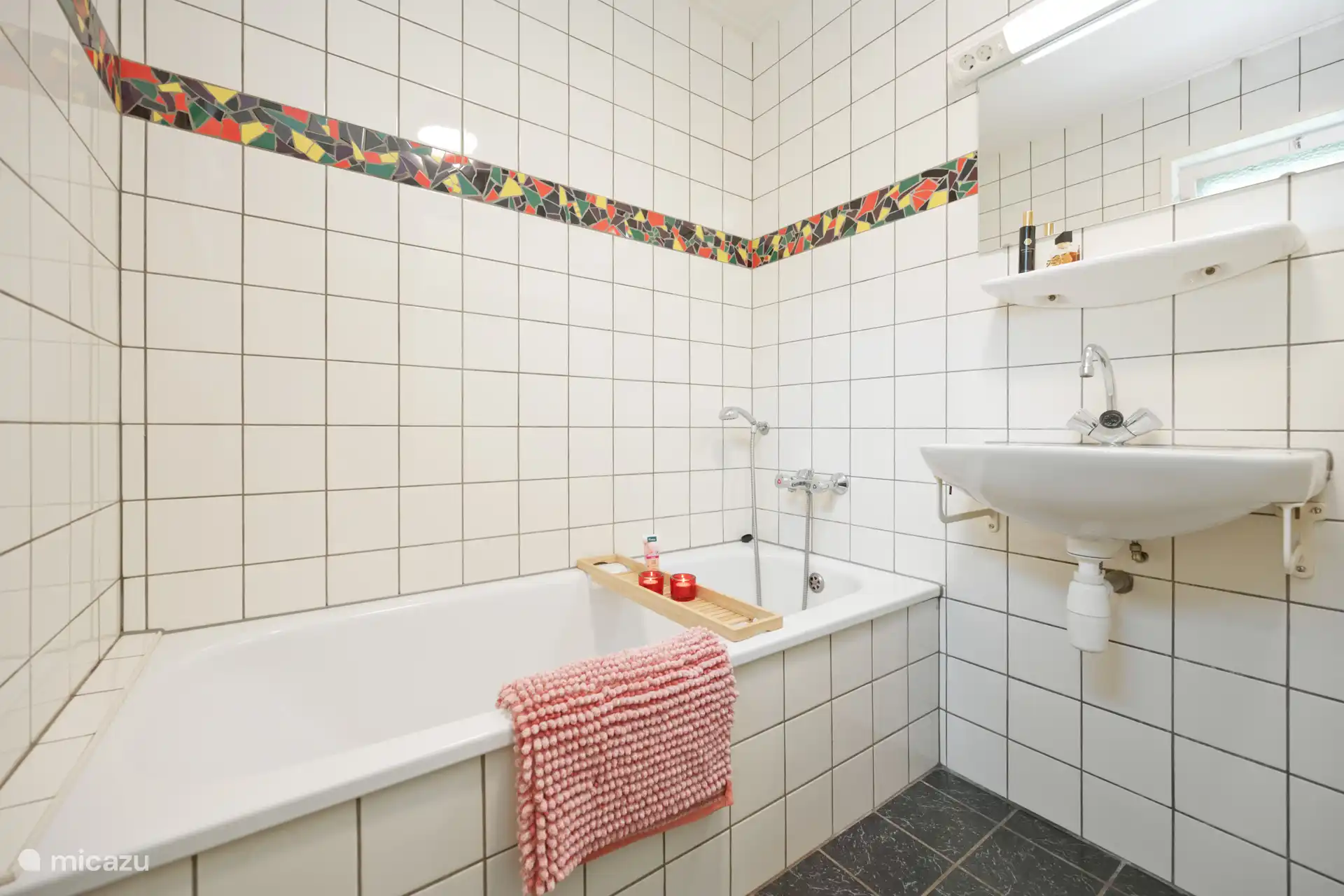Salle de bain avec baignoire, douche séparée et lavabo.