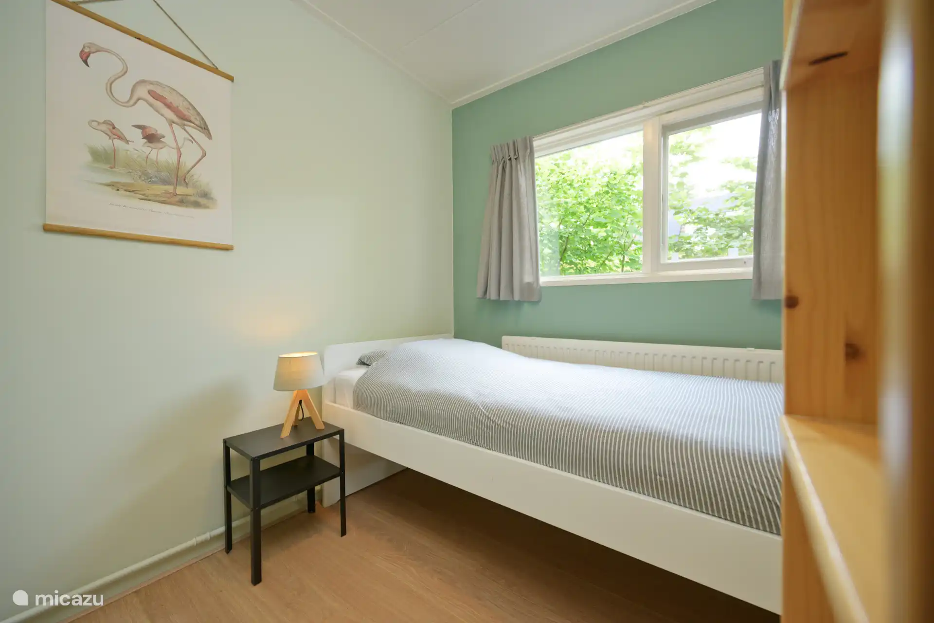 Chambre avec lit simple (90x200 cm) avec armoire