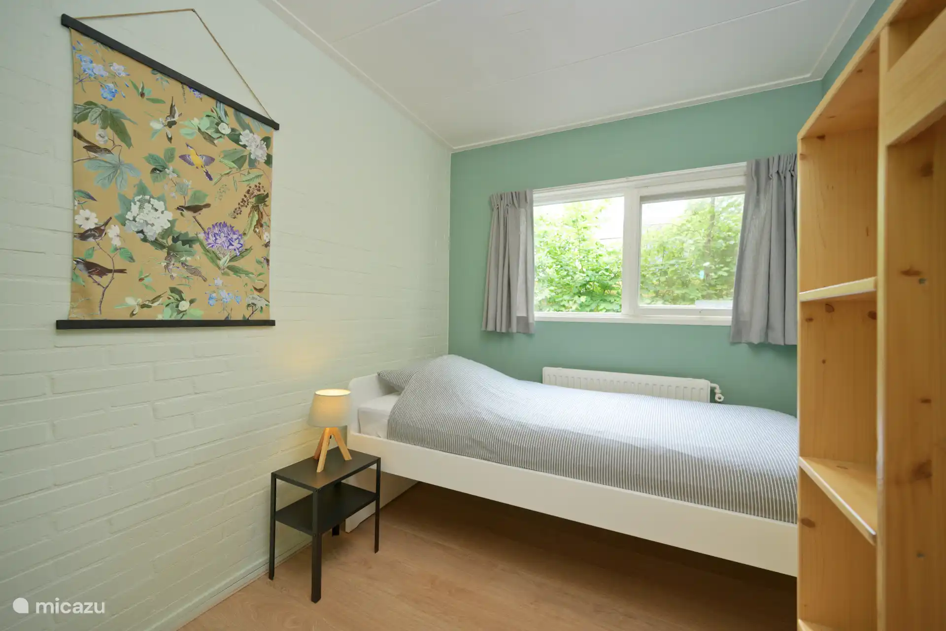 Chambre avec lit simple (90x200 cm) et armoire