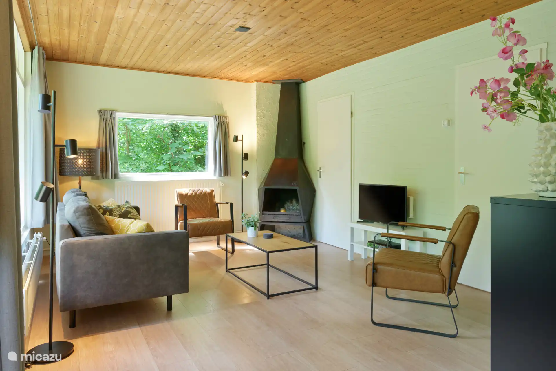 Salon avec cheminée