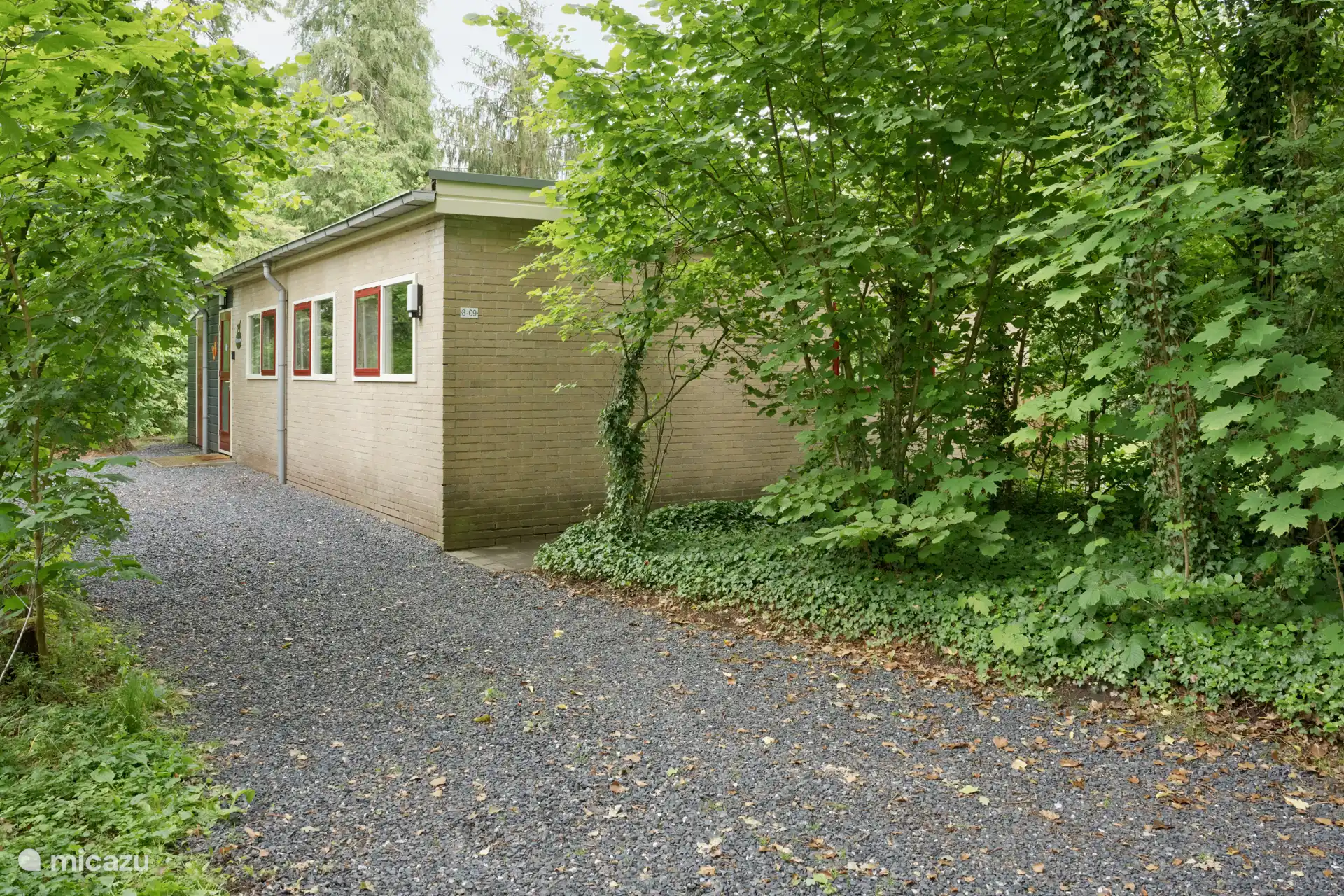 L’entrée du chalet, où 2 voitures peuvent être garées