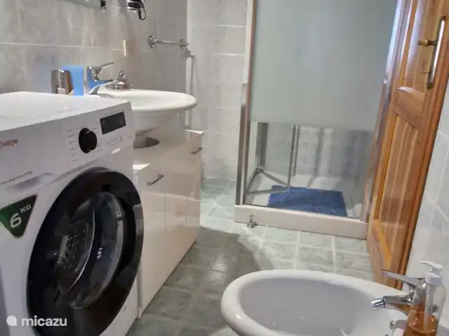 Location de Vacances Italie, Sardaigne, Siniscola, appartement - Villa Rosmarino - Appartement Timo Salle de bain avec douche, toilettes, bidet et machine à laver