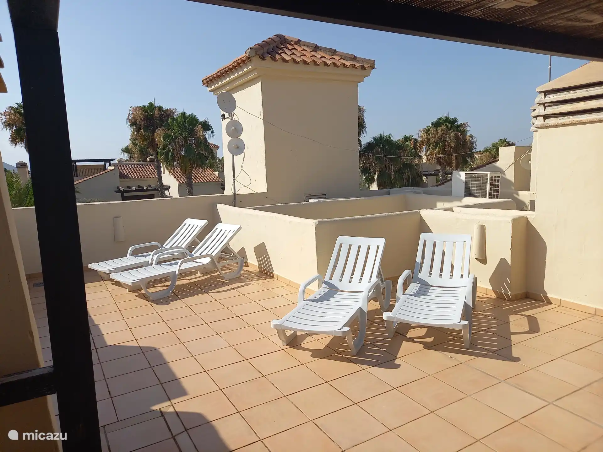 Rooftop solarium with sun-loungers