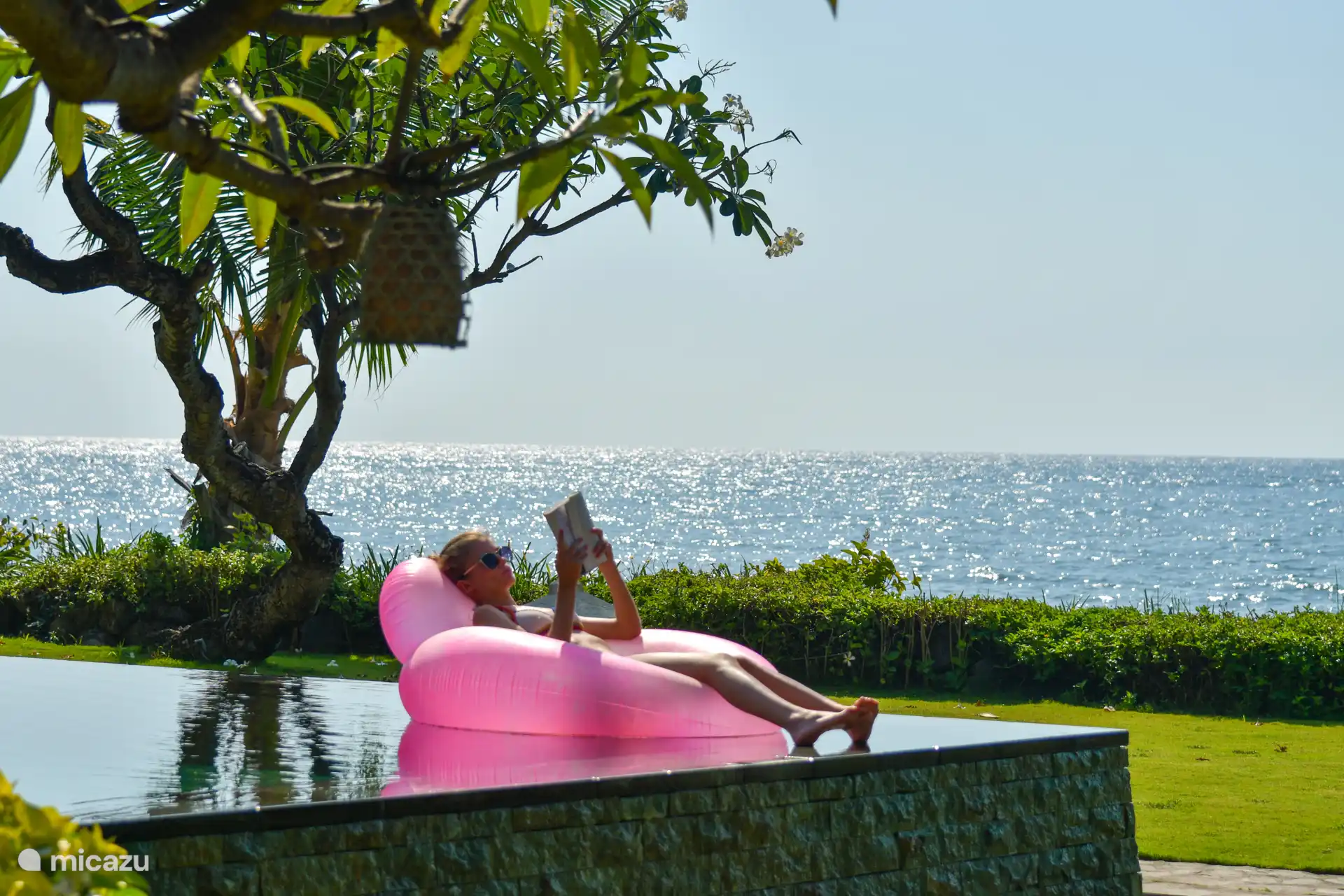 Entspannen Sie sich im Pool mit Blick auf das Meer