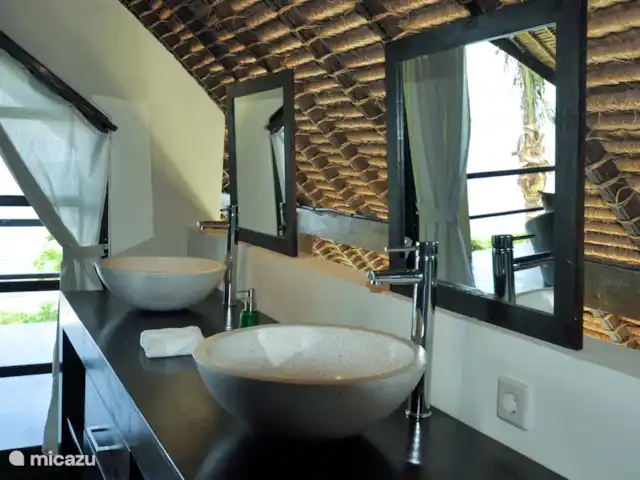 Villa Bossi @ Tanguwesia en Indonesia, Bali, Selat-Buleleng - villa Baño del dormitorio 4 en planta alta