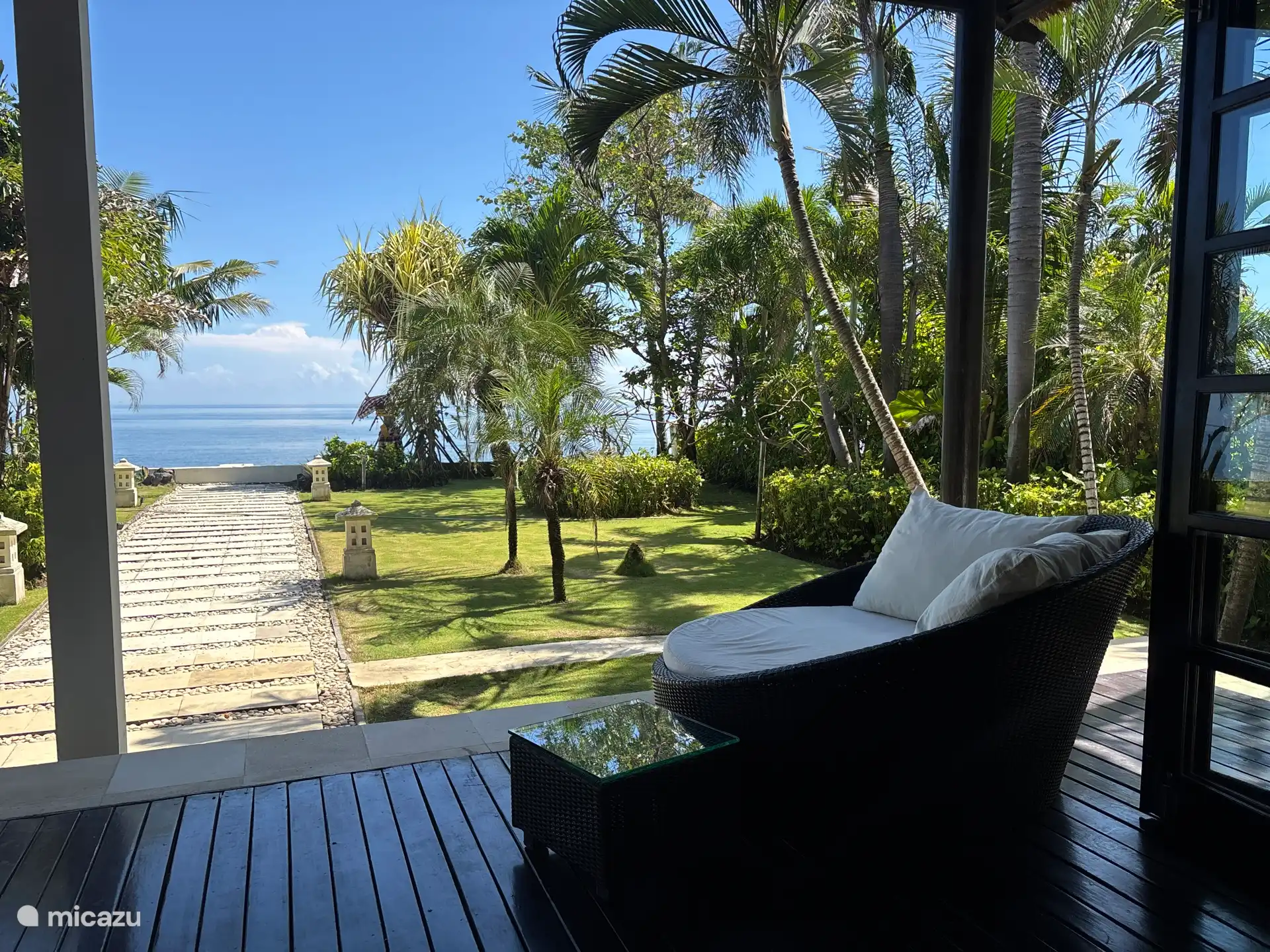 Gemütliche Ecke der Villa mit Blick auf den Garten und das Meer