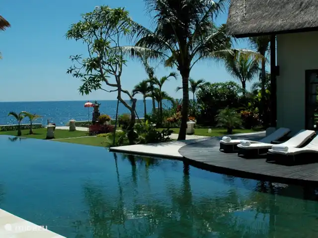Villa Bossi @ Tanguwesia en Indonesia, Bali, Selat-Buleleng - villa La hermosa piscina infinita de Villa Bossi