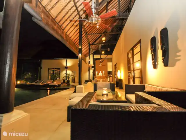 Villa Bossi @ Tanguwesia en Indonesia, Bali, Selat-Buleleng - villa Acogedora terraza por la noche en Villa Bossi