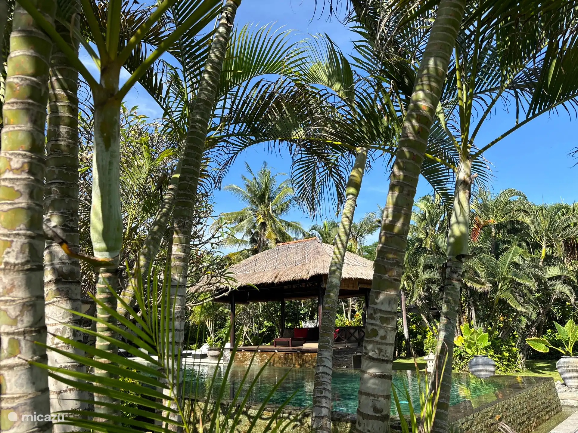 Schwimmbad der Villa Bossi, im tropischen Privatgarten gelegen