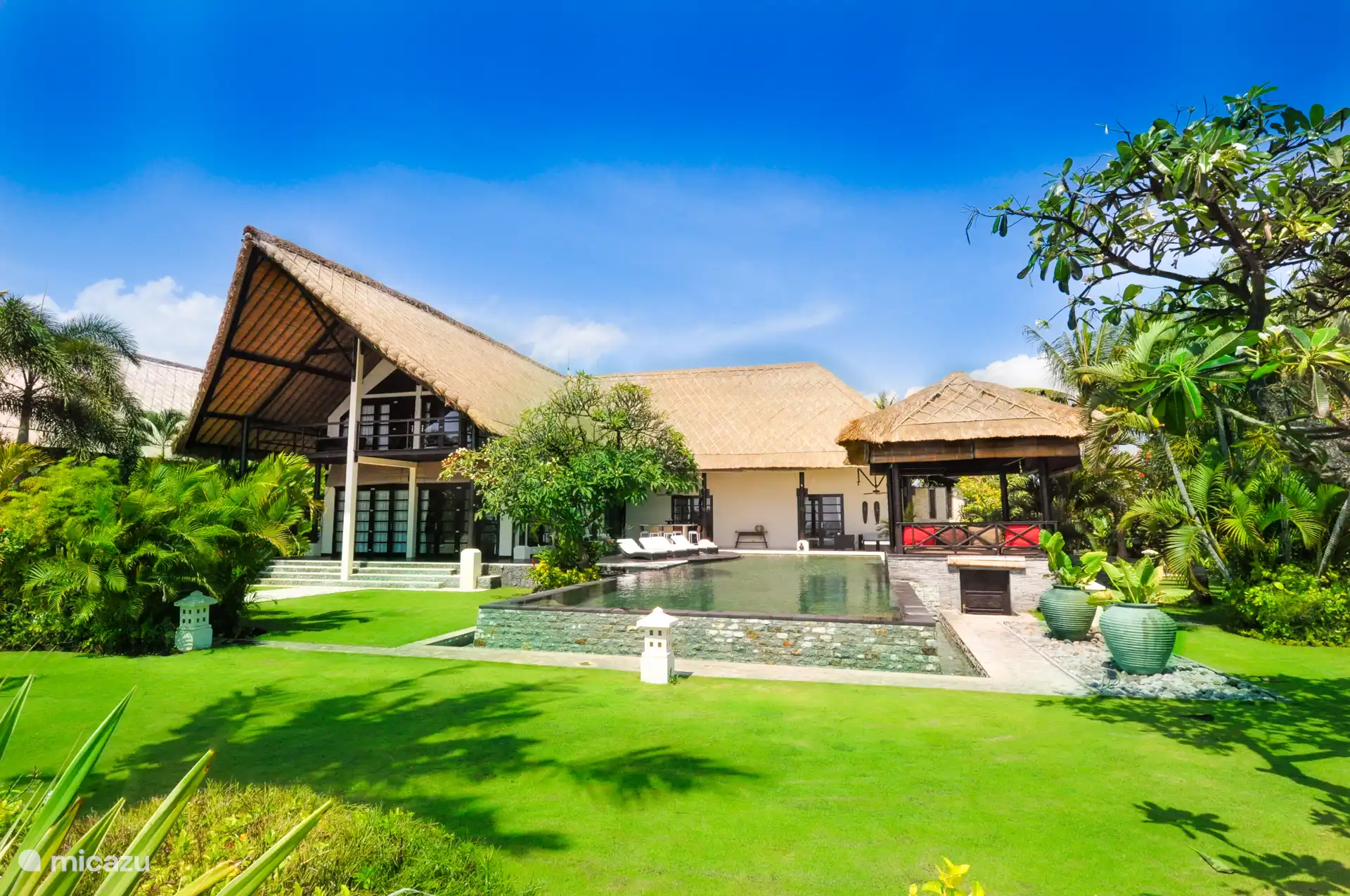 Villa Bossi umgeben von einem tropischen Garten.