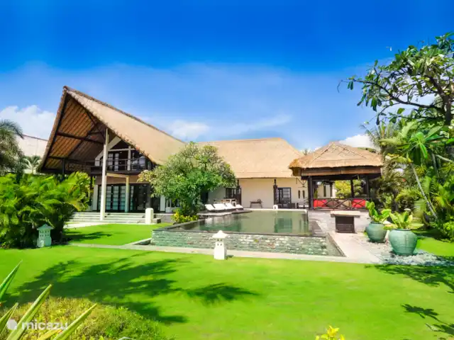 Villa Bossi @ Tanguwesia en Indonesia, Bali, Selat-Buleleng - villa Villa Bossi rodeada de un jardín tropical.