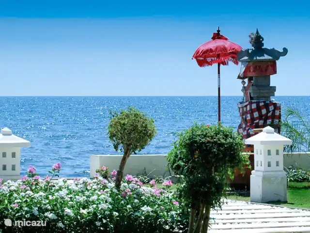 Villa Bossi @ Tanguwesia en Indonesia, Bali, Selat-Buleleng - villa Desde el jardín de Villa Bossi se puede caminar directamente a la playa