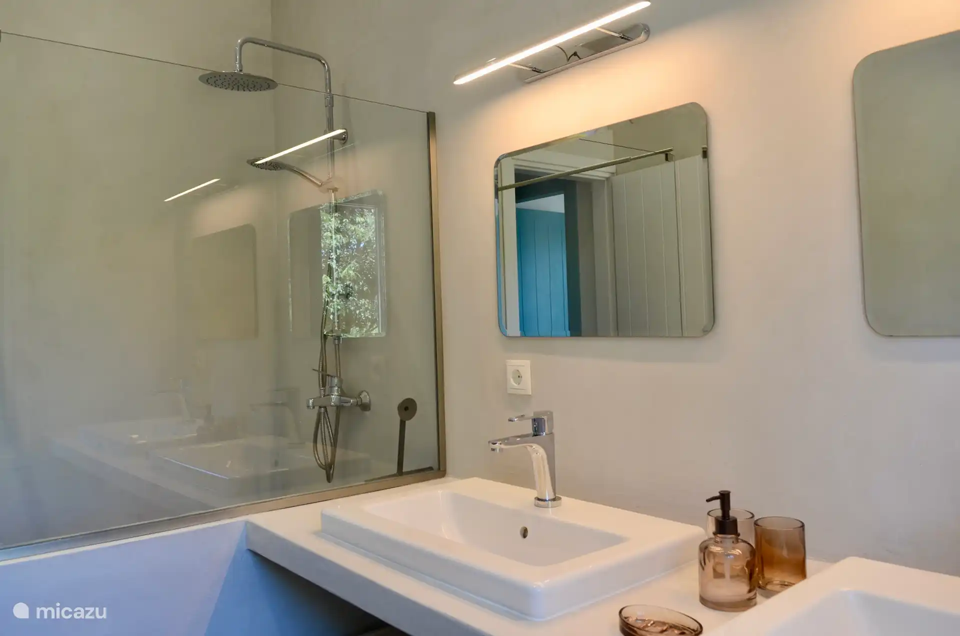 salle de bain avec douche et double vasque