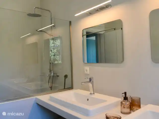 Adelfótita | Grèce, Pelion, Promyri - maison de vacances salle de bain avec douche et double vasque