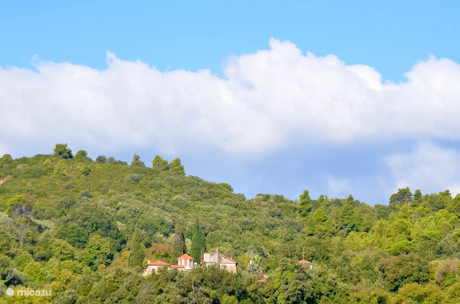 Vue sur la vallée avec le monastère