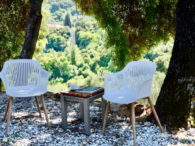 Adelfótita | Grèce, Pelion, Promyri - maison de vacances Vue de la terrasse ombragée sur la vallée avec monastère