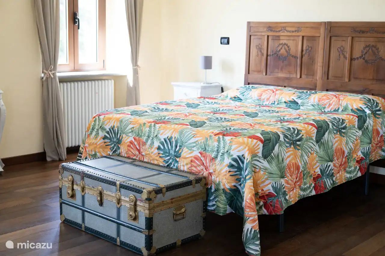 AMPLIO DORMITORIO CON SOFÁ CAMA