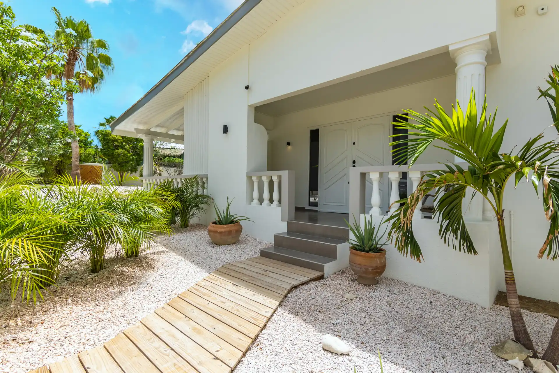 Devant de la maison (entièrement muré)