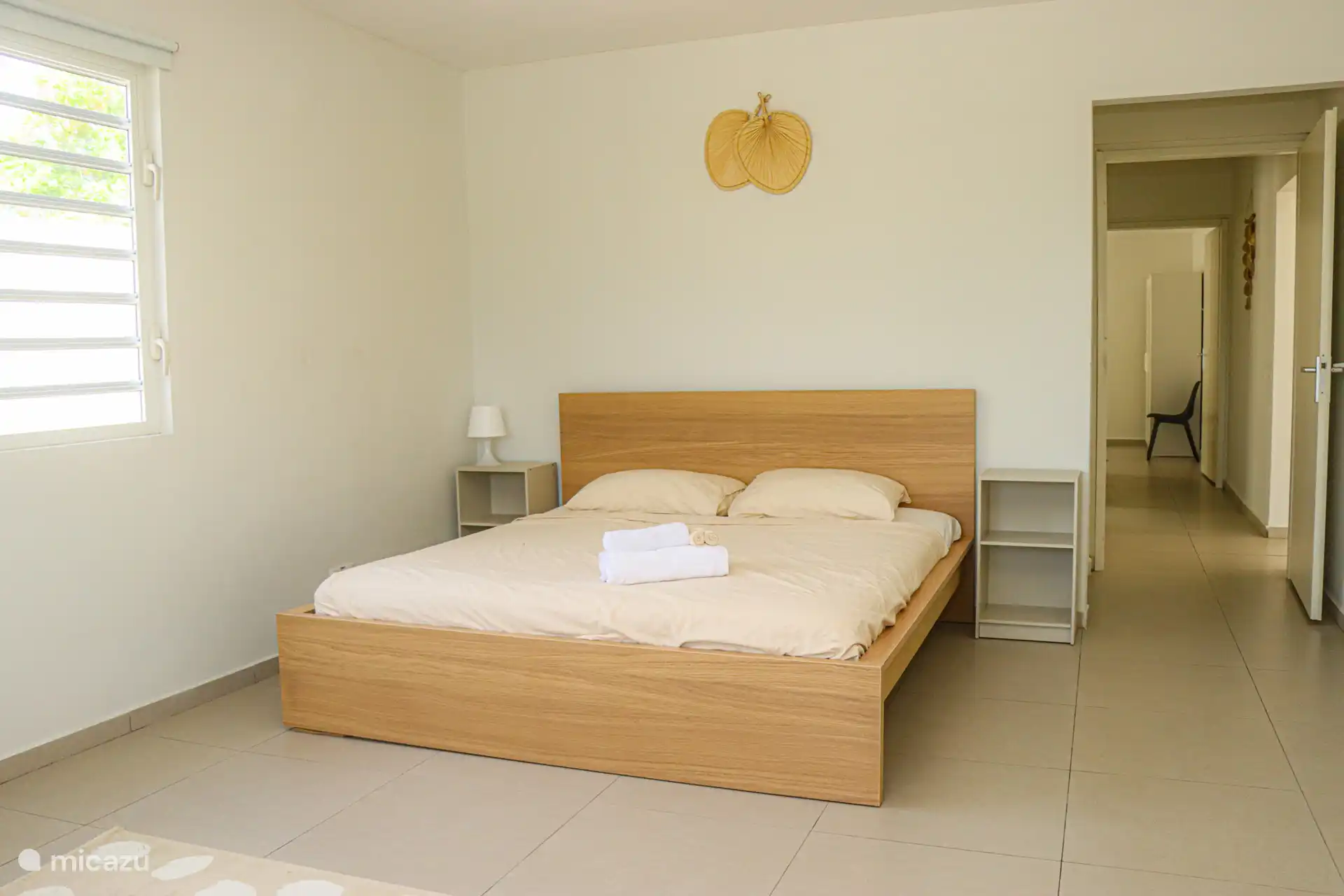 Dormitorio 1 con cama king size, aire acondicionado, armario, TV y caja fuerte