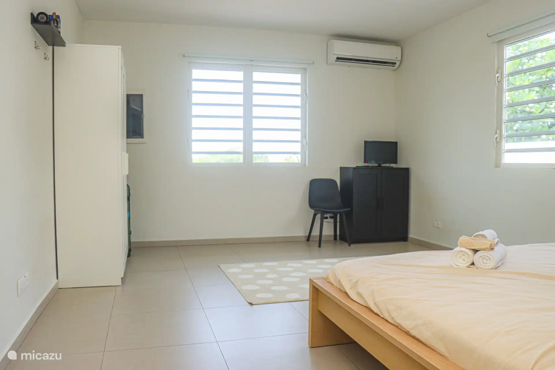 Dormitorio 1 con cama king size, aire acondicionado, armario, TV y caja fuerte