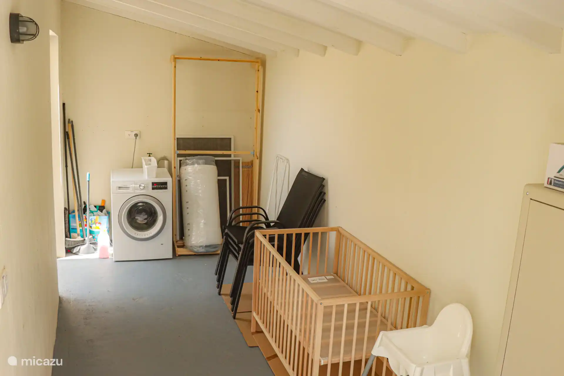 Granero con lavadora, cama individual supletoria, cuna, trona y sillas supletorias para el exterior