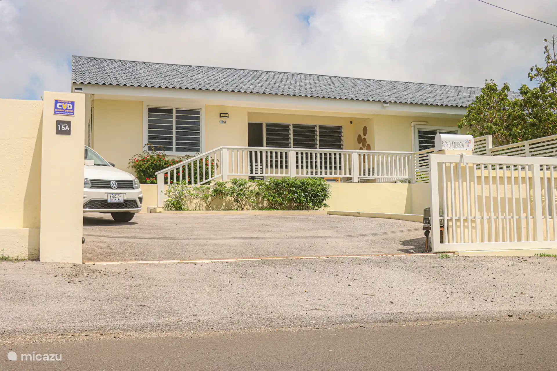 Frente de la casa, incluida la puerta automática