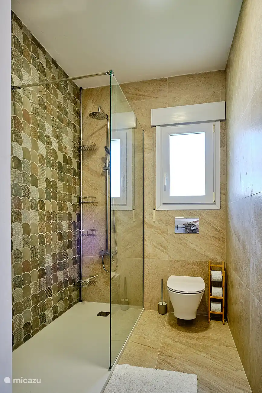 Ensuite Badezimmer mit Waschbecken, ebenerdiger Dusche und WC. Moskitonetz am Toilettenfenster zur Verf&#252;gung gestellt.