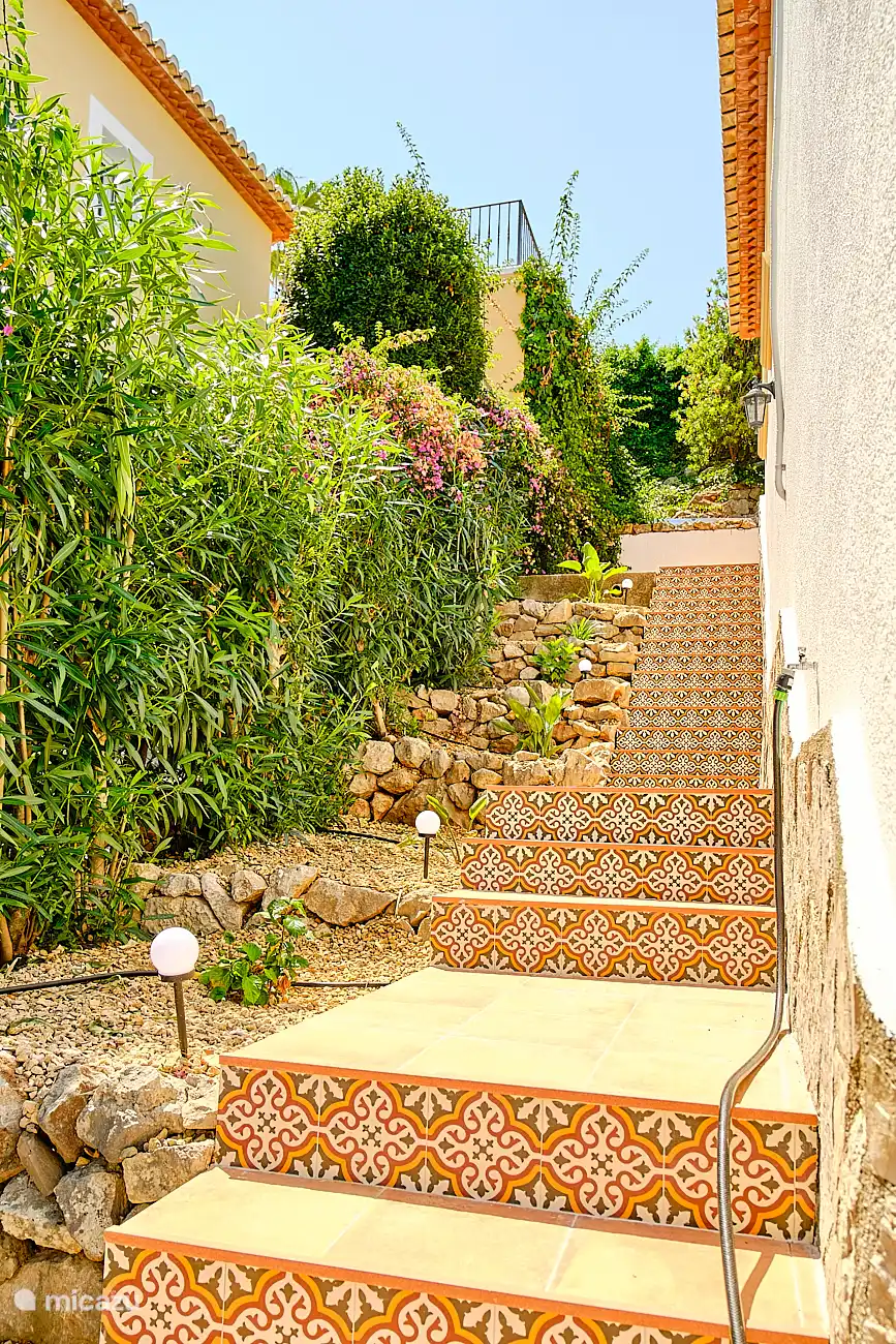 Treppe rund um die Villa mit traditionellen valencianischen Fliesen.