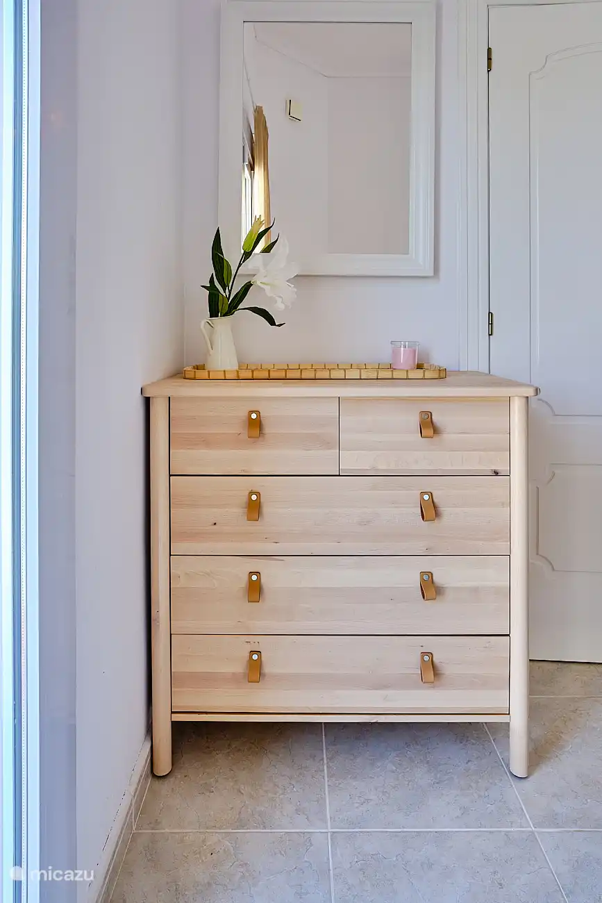 Hauptschlafzimmer 180x200 mit Einbauschr&#228;nken und eigenem Bad. 