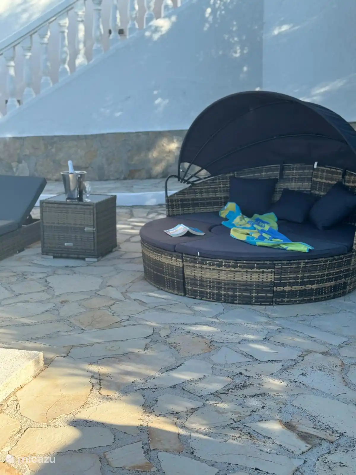 Sonnenschirm (3m), 4 Sonnenliegen und balinesisches Bett