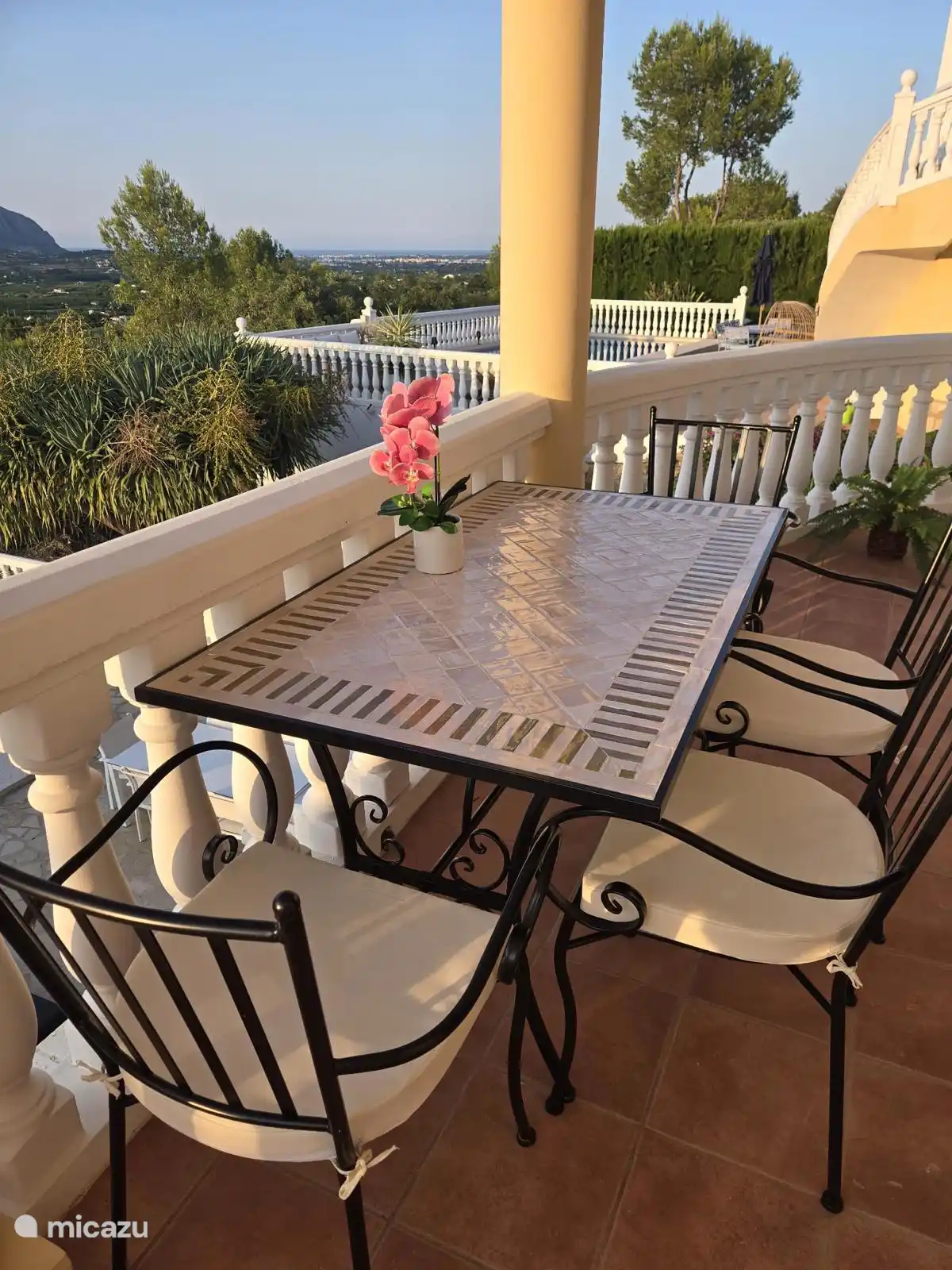 privater Balkon mit Mosaiktisch mit Blick auf das Tal und das Mittelmeer.