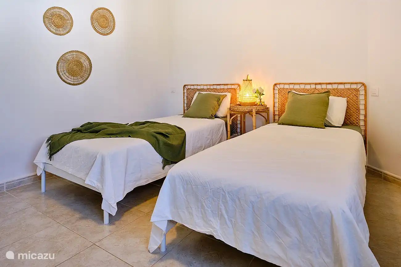 Schlafzimmer mit 2 Einzelbetten (90*200) mit Einbauschr&#228;nken. Moskitonetz am Fenster zur Verf&#252;gung gestellt.