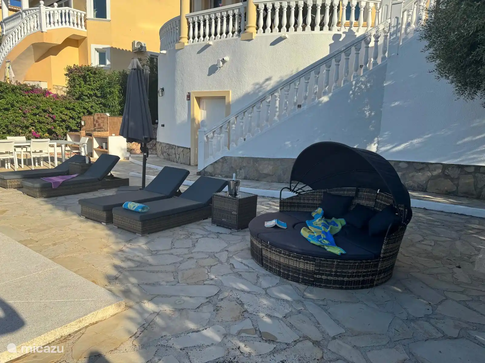 Sonnenschirm (3m), 4 Sonnenliegen und balinesisches Bett