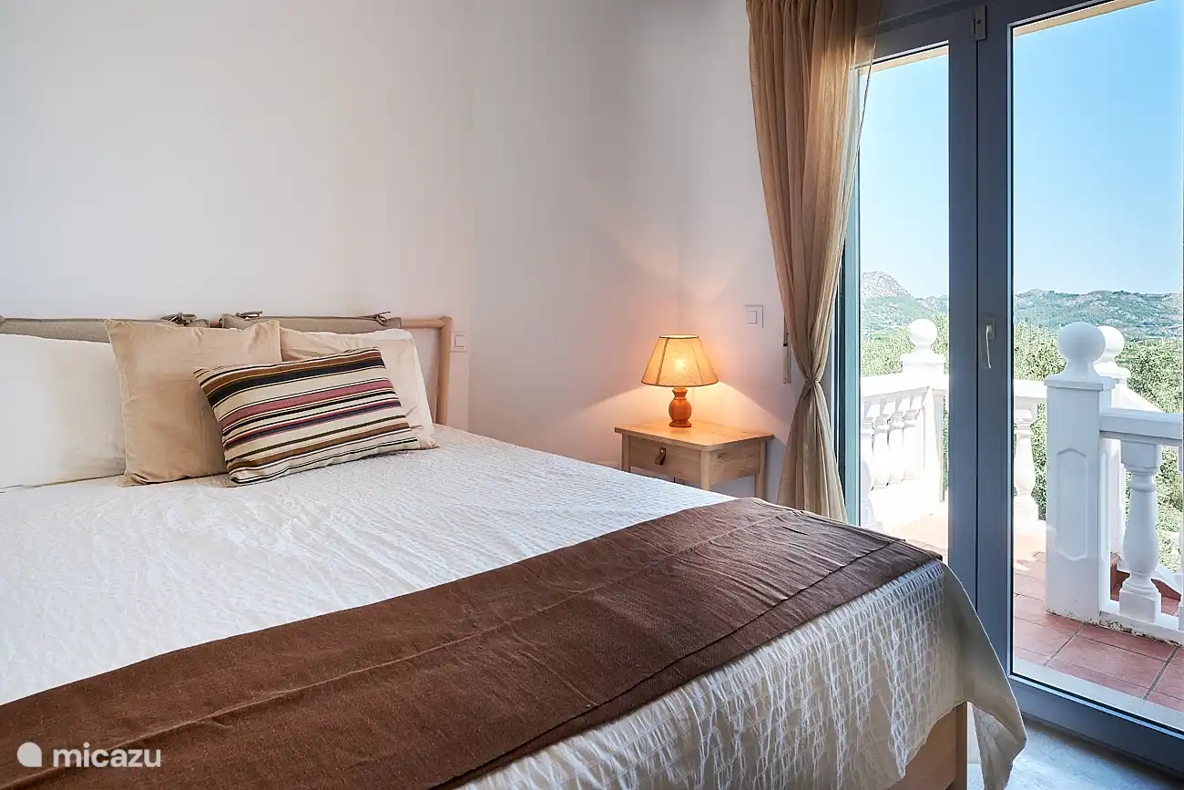 Hauptschlafzimmer 180x200 mit Einbauschr&#228;nken und eigenem Bad. Zugang zum Balkon vom Hauptschlafzimmer. Moskitonetz am Balkonfenster zur Verf&#252;gung gestellt.