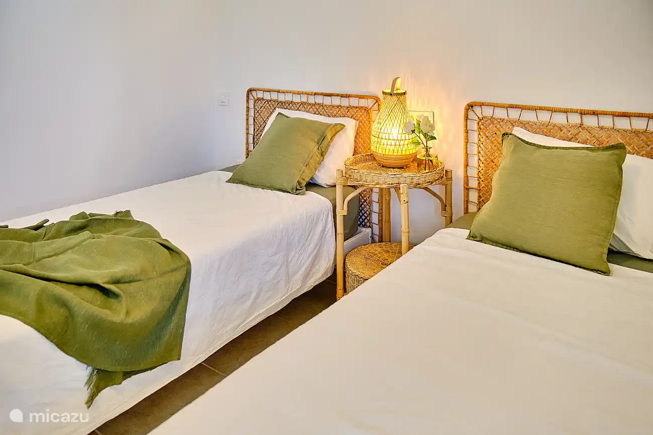 Schlafzimmer mit 2 Einzelbetten (90*200) mit Einbauschr&#228;nken. Moskitonetz am Fenster zur Verf&#252;gung gestellt.