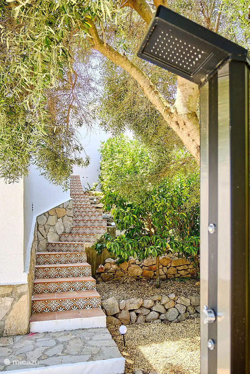 Treppe rund um die Villa mit traditionellen valencianischen Fliesen.