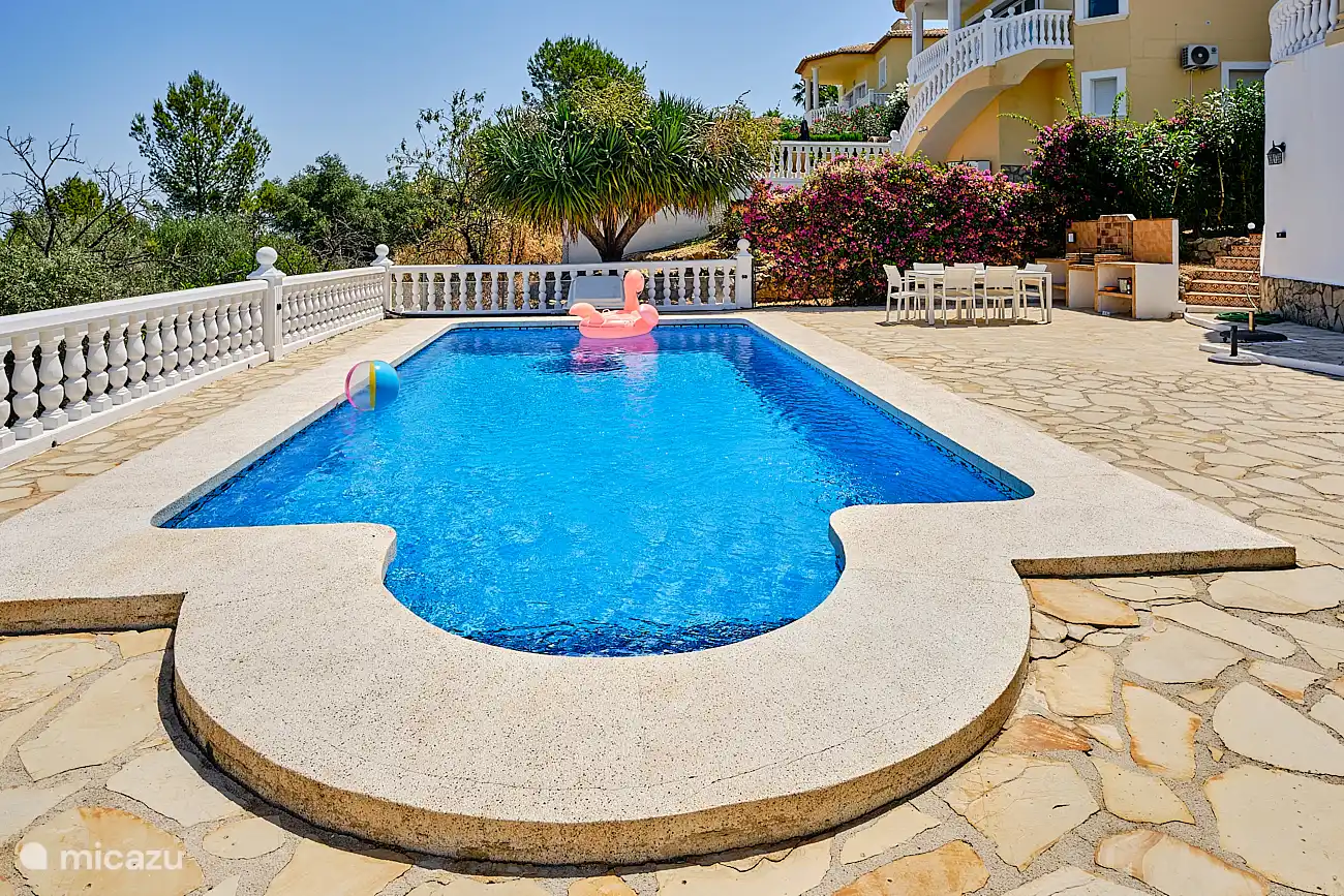 Privater Swimmingpool von 4 m x 8 m und 2 m Tiefe