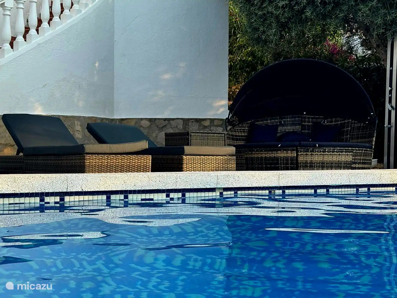 Sonnenschirm (3m), 4 Sonnenliegen und balinesisches Bett