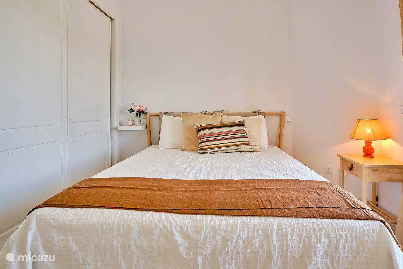 Hauptschlafzimmer 180x200 mit Einbauschr&#228;nken und eigenem Bad. 