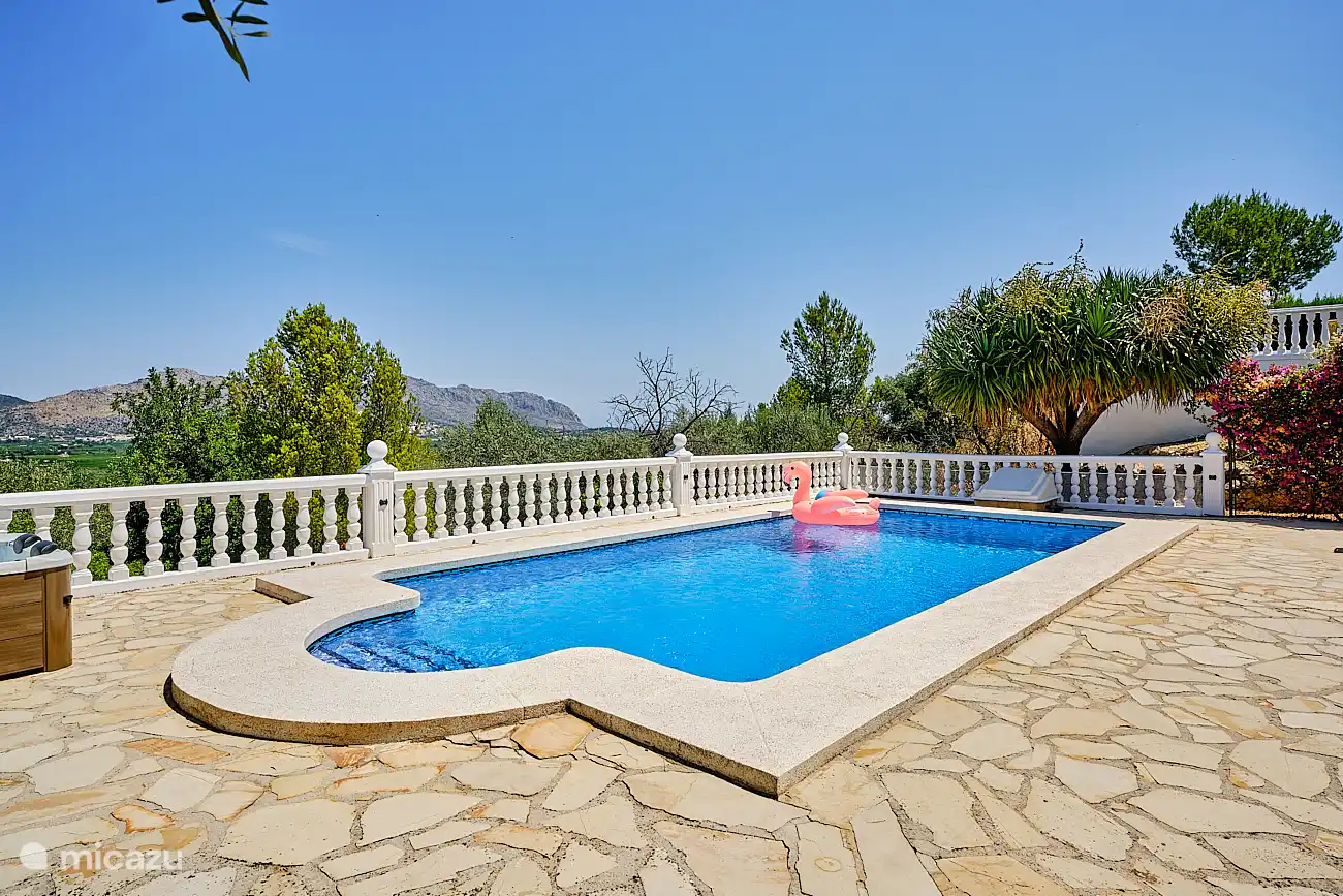 Privater Swimmingpool von 4 m x 8 m und 2 m Tiefe