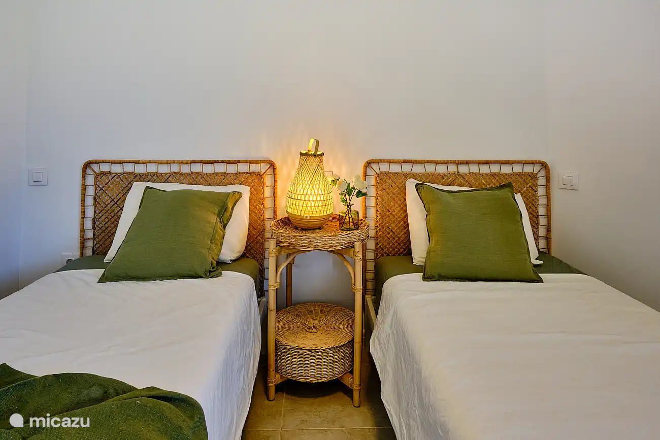 Schlafzimmer mit 2 Einzelbetten (90*200) mit Einbauschr&#228;nken. Moskitonetz am Fenster zur Verf&#252;gung gestellt.