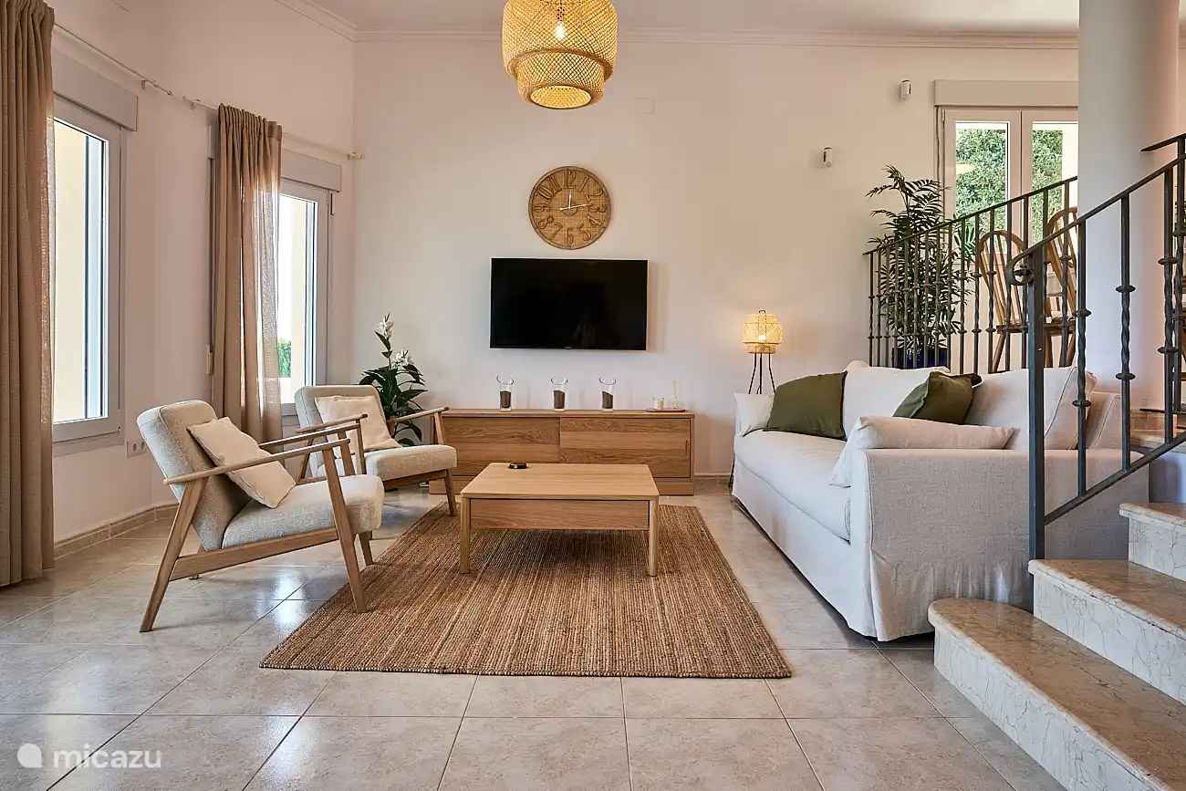 Sitzecke mit Smart-TV, ausgestattet mit Movistar Plus+ und Netflix &amp; Disney &amp; Amazon.