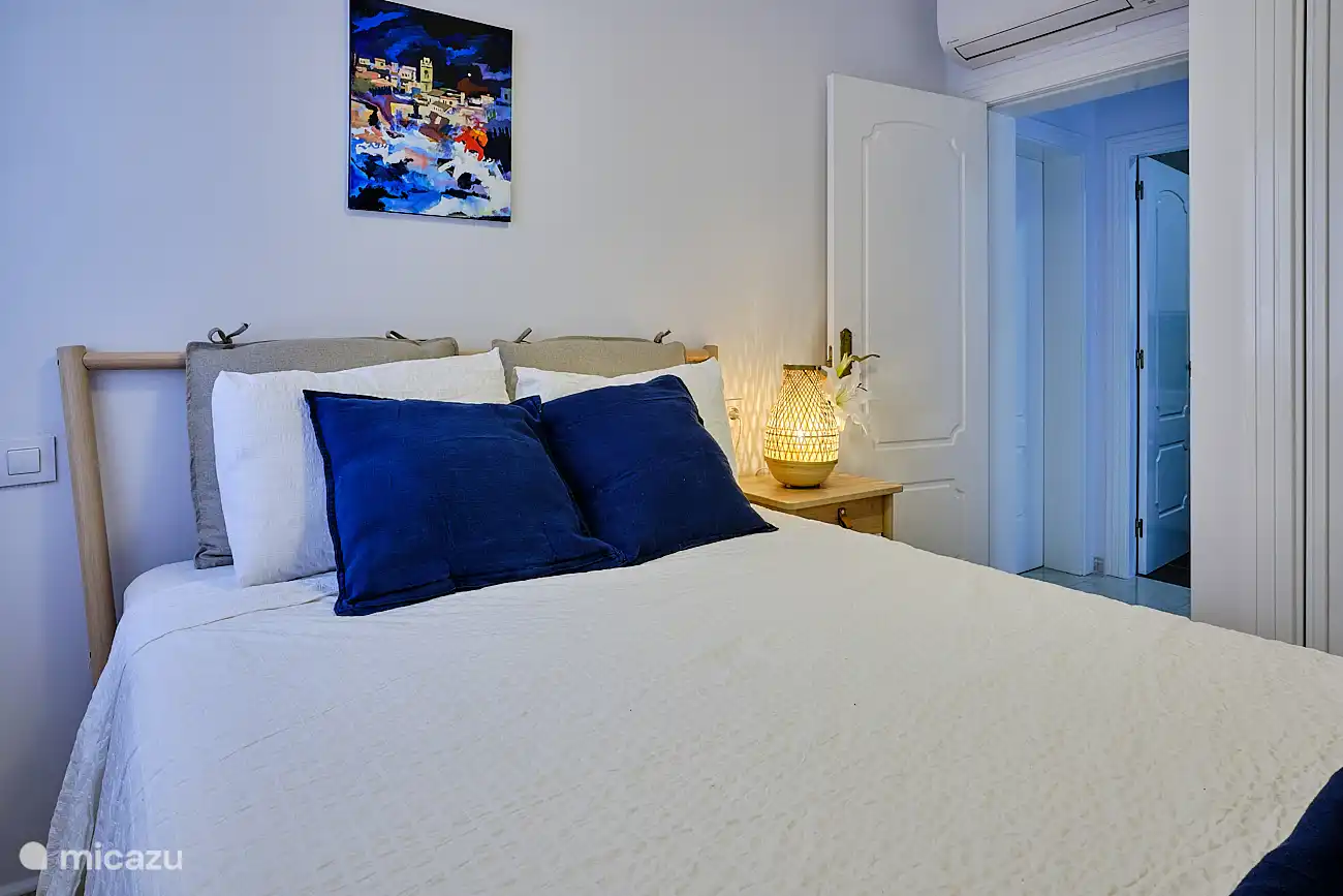 Schlafzimmer mit Doppelbett (140*200) mit Einbauschr&#228;nken. Moskitonetz am Fenster zur Verf&#252;gung gestellt.